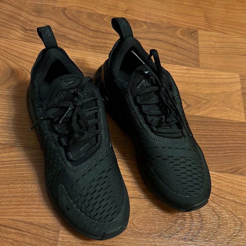 Black women’s 6.5 Nike air max 270